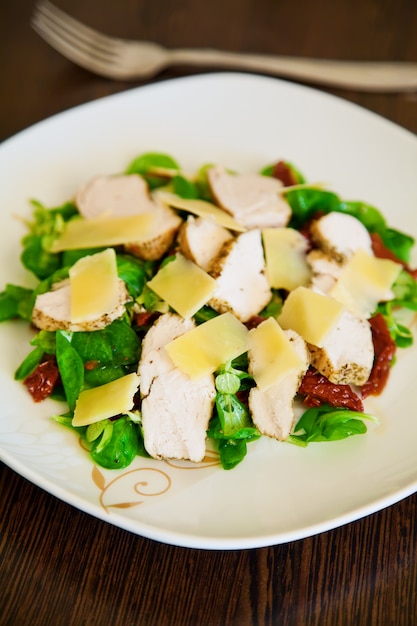 Salade met kip en gedroogde tomaten