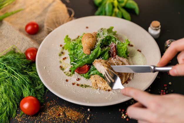 Salade met kip, mozzarella en kerstomaatjes