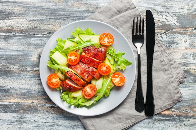 Salade met kippenvlees en groenten