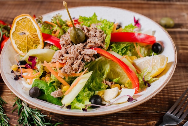 Salade met kippenvlees, groenten en kruiden