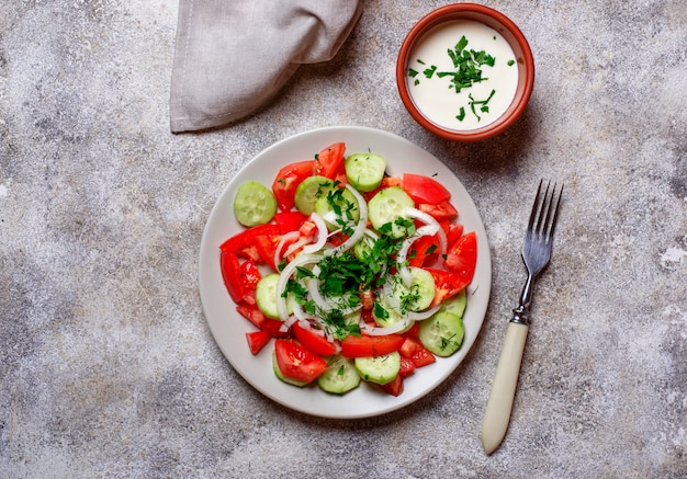 Salade met komkommer en tomaat