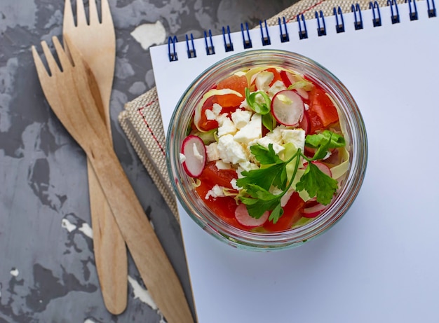 Salade met kool, radijs en feta in pot