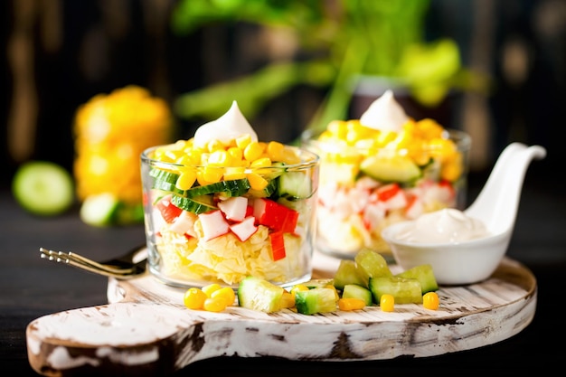 Salade met krabsticks mais en verse komkommer