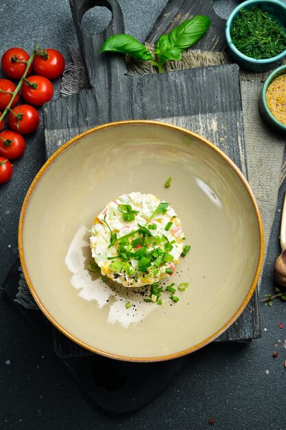 Salade met krabstokjes maïs ui en mayonaise Op een zwarte stenen achtergrond Vrije ruimte voor tekst