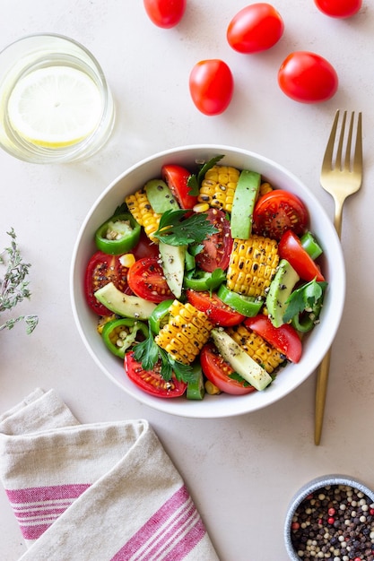 Salade met mais avocado tomaten, paprika en peterselie Gezond eten Vegetarisch eten