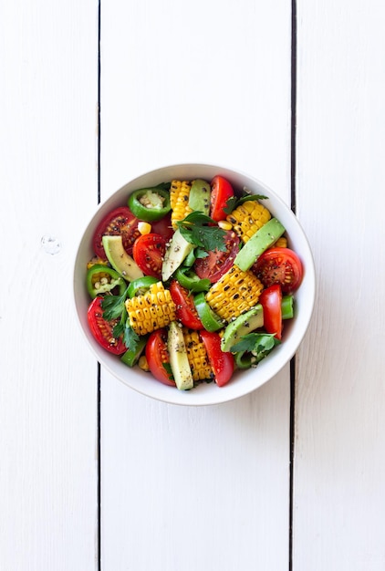 Salade met mais avocado tomaten, paprika en peterselie Gezond eten Vegetarisch eten