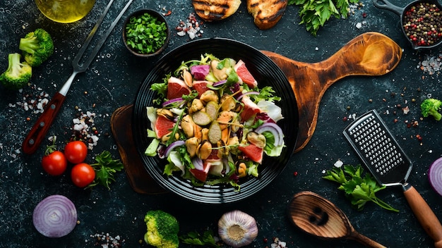 Salade met mosselen, grapefruit en groenten Bovenaanzicht Vrije ruimte voor uw tekst