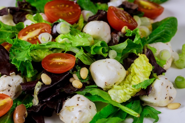 Salade met mozarella en cherrytomaatjes