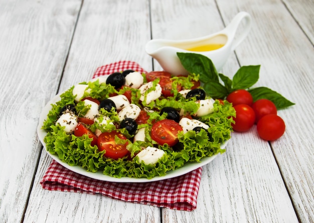 Foto salade met mozarellakaas en groenten