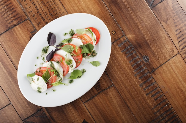 Salade met Mozzarella kaas en tomaten