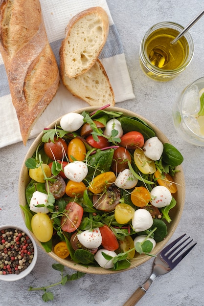 Salade met mozzarella, spinazie en kerstomaatjes Gezond eten Vegetarisch gerecht