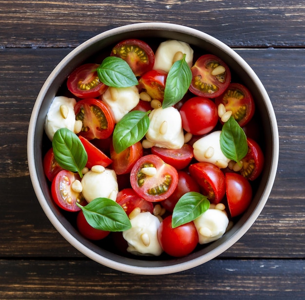 Salade met mozzarella, tomaten, noten en basilicum Gezond eten Vegetarisch eten Dieet