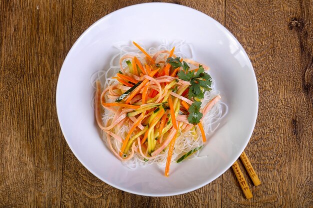 Salade met noedels en groenten