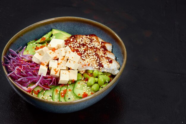 Salade met palingavocado en kruiden in de plaat op zwarte achtergrond