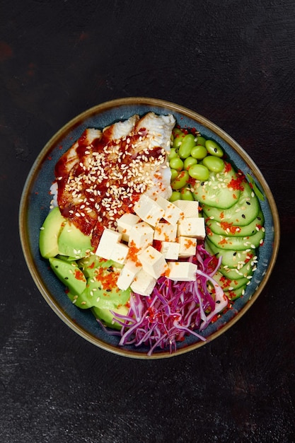 Salade met palingavocado en kruiden in de plaat op zwarte achtergrond