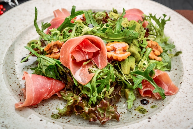 Salade Met Parmaham Jamon, Tomaten En Rucola