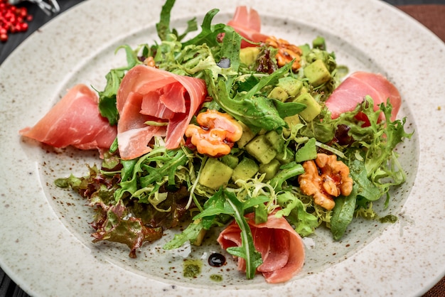 Salade met parmaham, tomaten en rucola