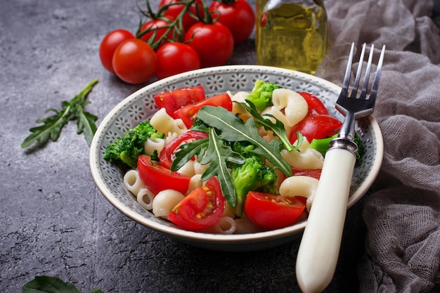 Salade met pasta, cherrytomaatjes, broccoli en rucola. Veganistisch eten