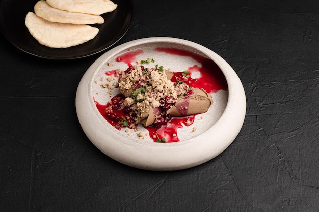 Salade met patésalade op een zwart zijaanzicht als achtergrond