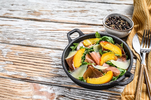 Salade met prosciutto crudo, rucola, perzik en parmezaanse kaas