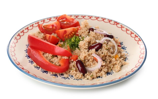 Salade met quinoa tomaat en peper geïsoleerd op wit