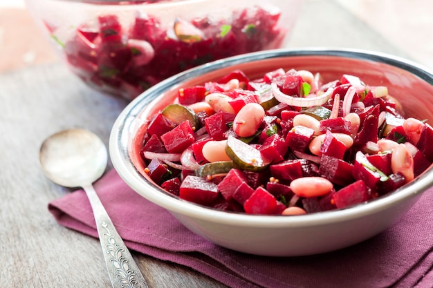 Foto salade met rode biet, bruine bonen en augurken