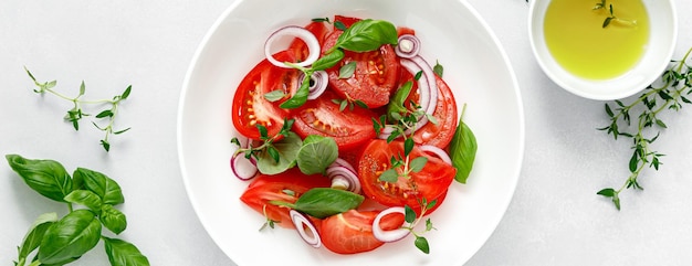 Salade met rode rijpe tomaten, basilicum en olijfolie Bovenaanzicht Banner