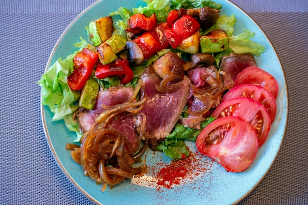 Salade met rosbief en groenten Voedsel rijk aan eiwitten en vezels