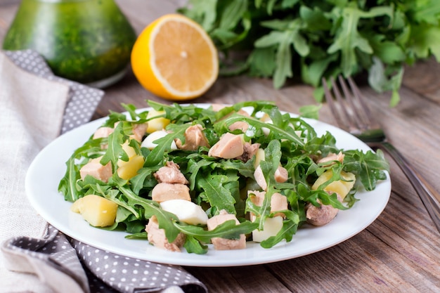 Salade met rucola en ei op een bord