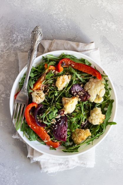 Salade met rucola, geroosterde groenten en zaden