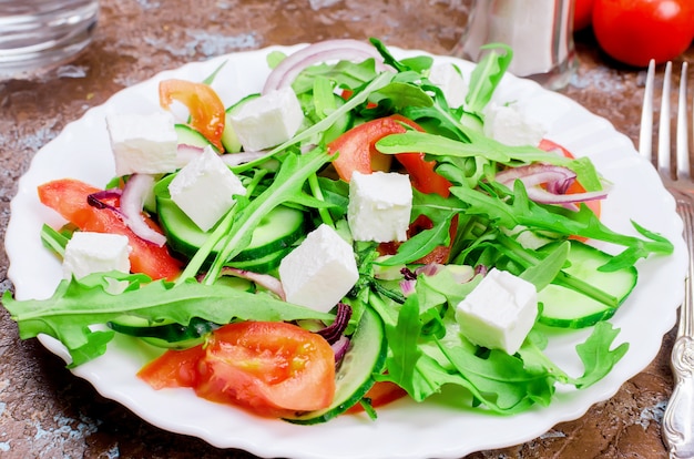 Salade met rucola, kipfilet en crackers