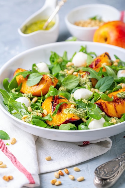 Salade met rucola nectarines en pestosaus