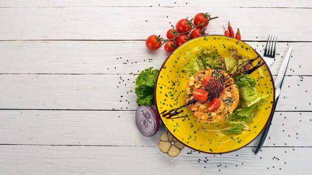 Salade met spek, champignons en verse groenten Op een houten tafel Bovenaanzicht Kopieer de ruimte