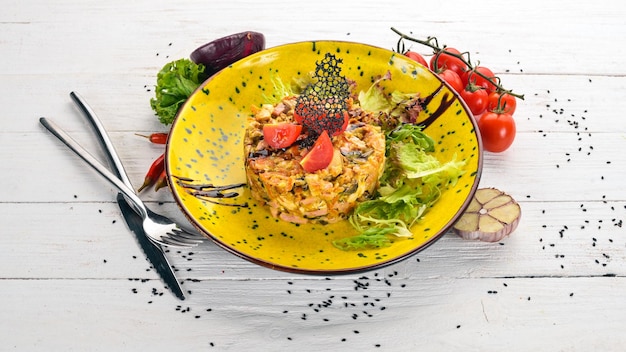 Salade met spek, champignons en verse groenten Op een houten tafel Bovenaanzicht Kopieer de ruimte