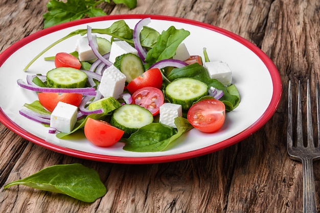 Salade met spinazie, kaas en tomaat