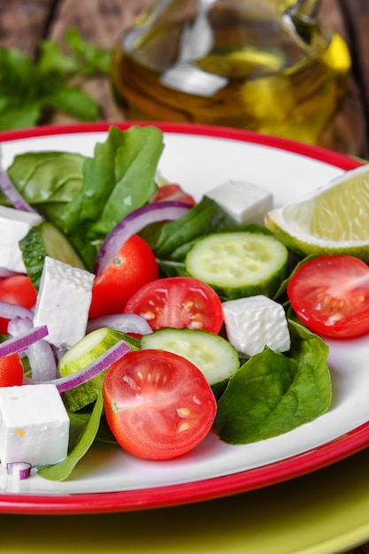 Salade met spinazie, kaas en tomaat