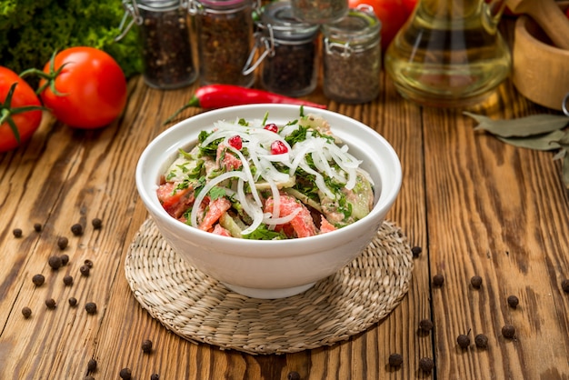 Salade met tomaten en komkommers
