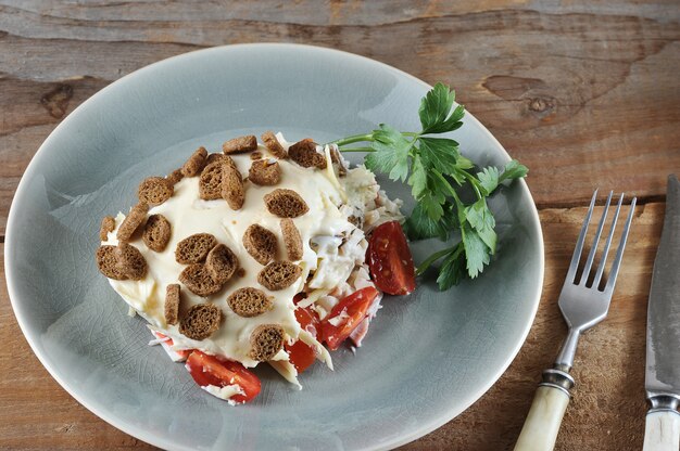 Salade met tomaten en krabstokken en ei