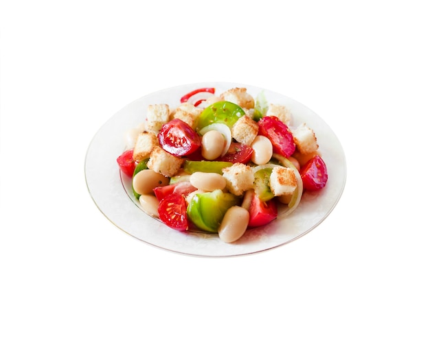 Salade met tomaten gekookte witte kidneybonen en croutons geïsoleerd op een witte achtergrond