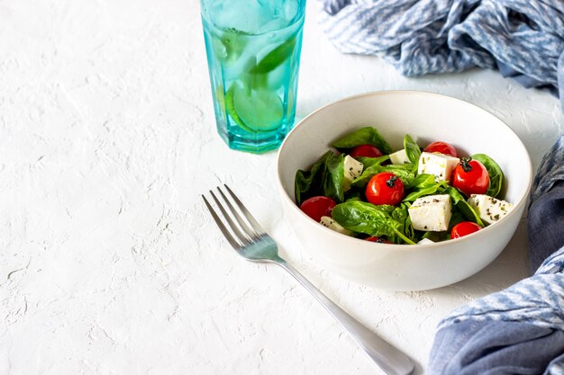 Salade Met Tomaten, Spinazie En Kaas.