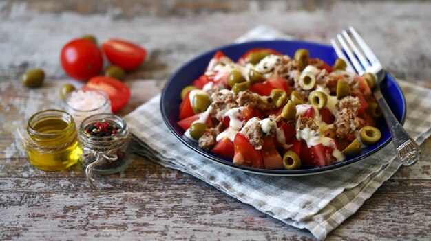 Salade met tonijn, olijven en tartaarsaus