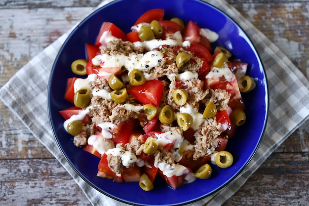 Salade met tonijn, olijven en tartaarsaus