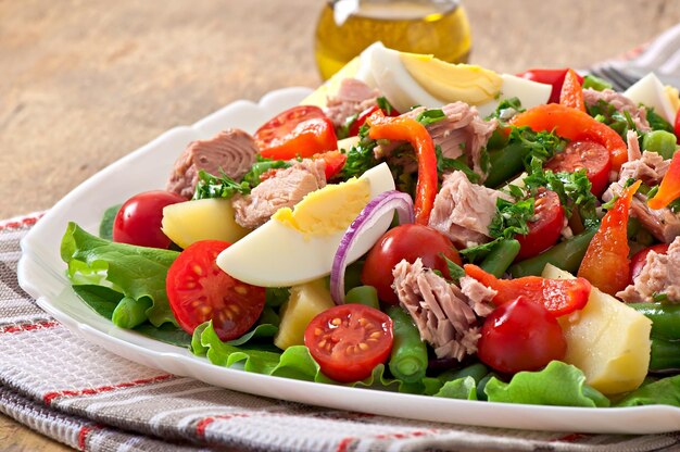 Salade met tonijn, tomaten, aardappelen en ui.