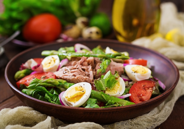 Salade met tonijn, tomaten, asperges en ui. Salade Nicoise