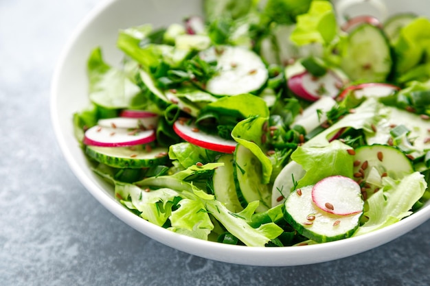 Salade met verse groene sla radijs en komkommer