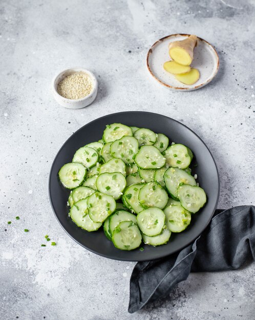 Salade met verse komkommers met sesamgember en kruiden