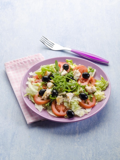 Salade met verse tonijnsla tomaat rucola en olijven