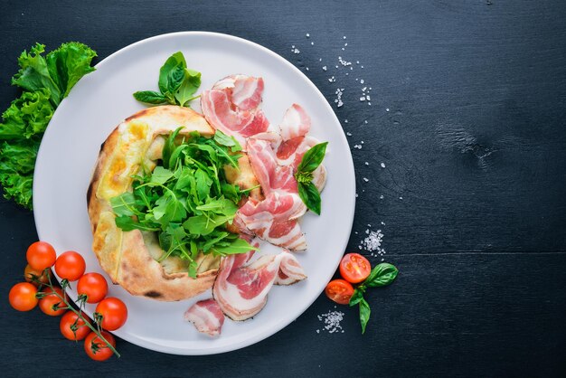 Salade met vlees en groenten Italiaanse keuken Op een houten ondergrond Bovenaanzicht Vrije ruimte voor uw tekst