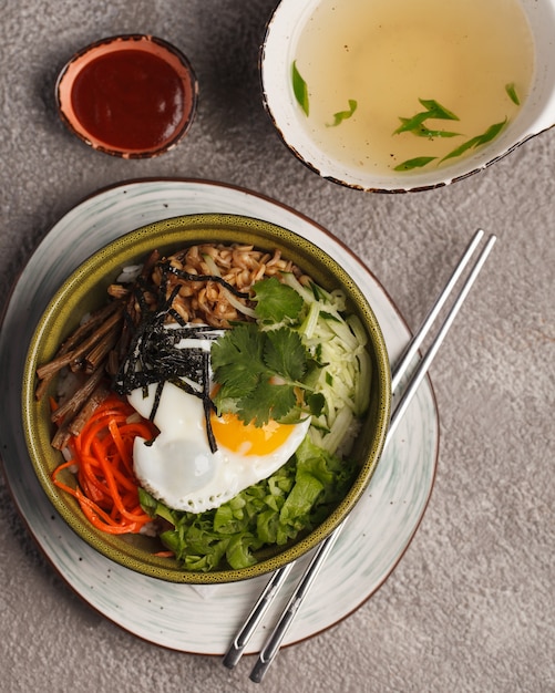 Salade met vlees. Traditionele Chinese en Koreaanse keuken