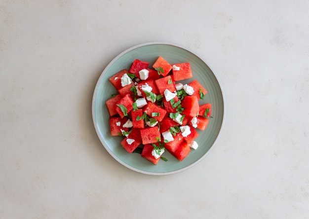 Salade met watermeloen, witte kaas en munt. gezond eten. vegetarisch eten.